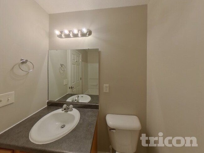 Building Photo - 142 Quiet Grove Dr