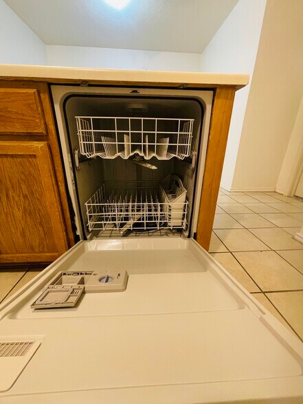 Dish washer - 2804 Cantabrian Dr