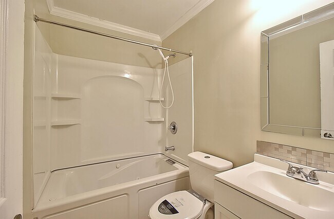 Building Photo - 135 Clay St