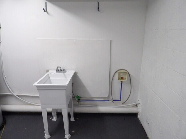 Building Photo - 102 Cedar Dr