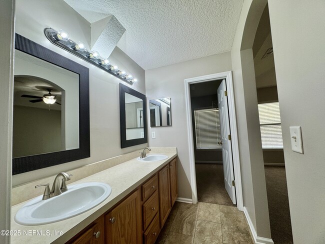 Building Photo - 450 Sherwood Oaks Dr