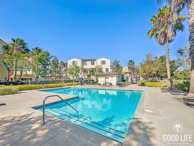 Building Photo - Beautiful 3B/3BA Townhome in Gated Communi...