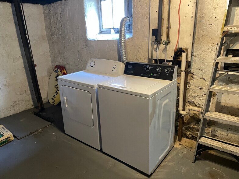 Building Photo - 163 Fellsway W