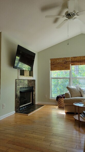 Building Photo - 700 Daniel Ellis Dr