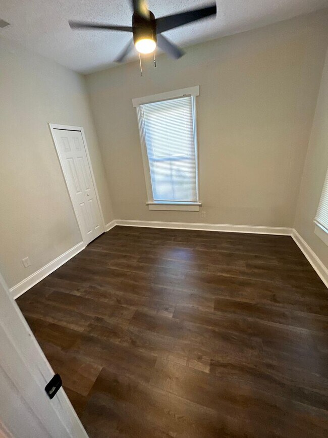 Building Photo - Fully Renovated 4/1-Single Family  Availab...