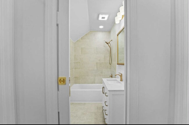 Building Photo - 116 Mary St