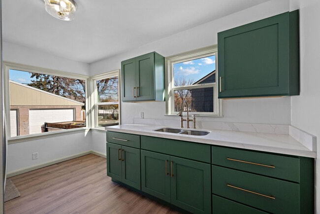 Building Photo - 840 W Montague Ave