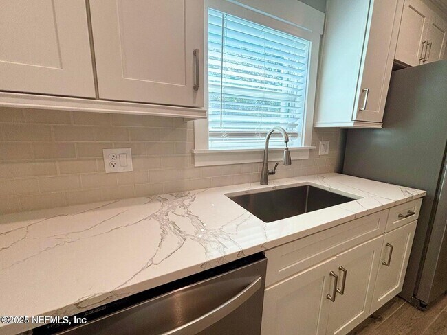 Building Photo - 5609 Hyde Park Cir