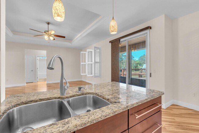 Building Photo - Stunning 4 Bedroom in PRIME Location!!  South of I-10!!