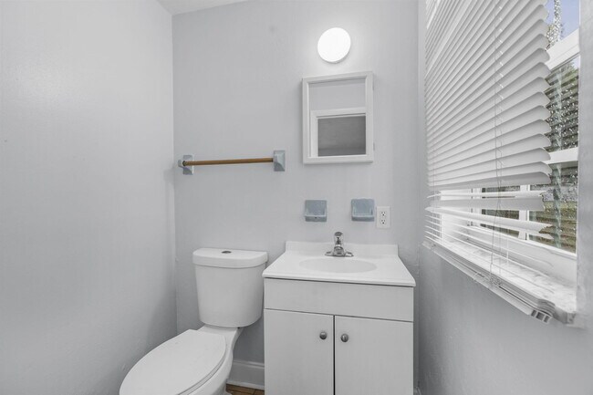 Building Photo - 307 Essex Dr