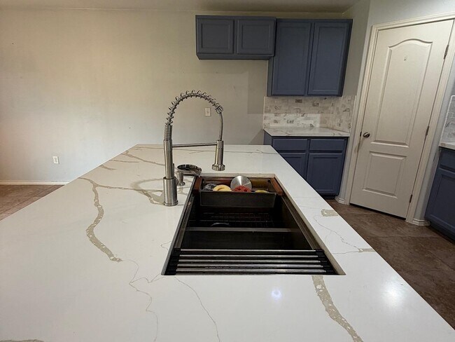 Building Photo - 6118 Fraile Dr