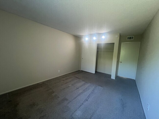 Building Photo - 3 Bedroom 2 Bath Home ,