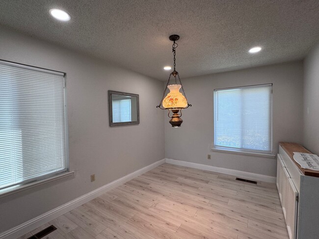 Building Photo - NOW AVAILABLE - 4 BED, 3 BATH, 2 CAR GARAG...