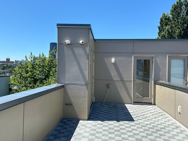 Building Photo - 709 15th Ave
