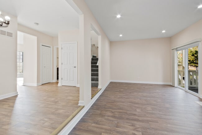 Building Photo - 546 W Parkside Dr