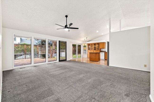 Building Photo - Charming 3-Bed, 3-Bath Home in Quiet Boise...