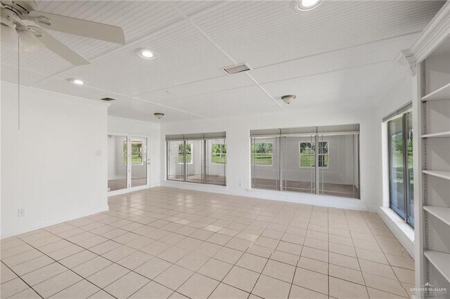 Building Photo - 2805 Lake Shore Dr