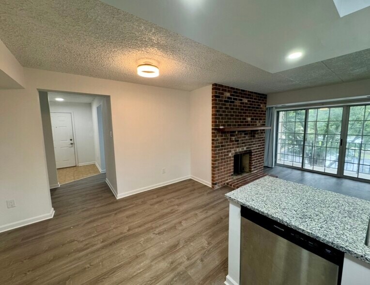 Building Photo - 705 Deer Run