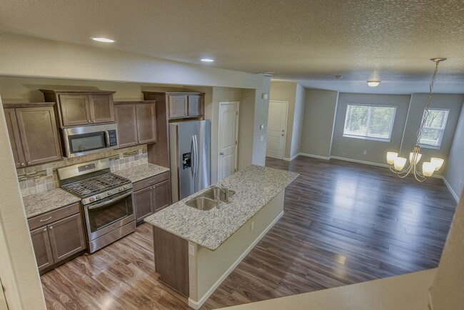 Building Photo - Beautiful Townhome!