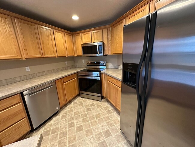 Building Photo - Very Nice 3 Bed 2 Bath Home With Vinyl Pla...