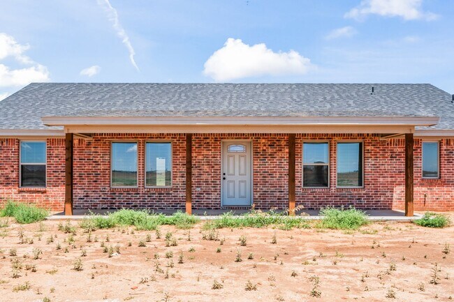 Building Photo - Country Living In Slaton ISD!