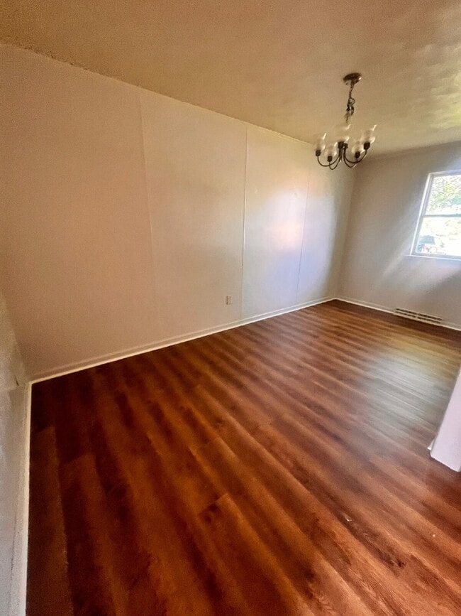 Building Photo - 2 Bedroom Townhouse Available!!
