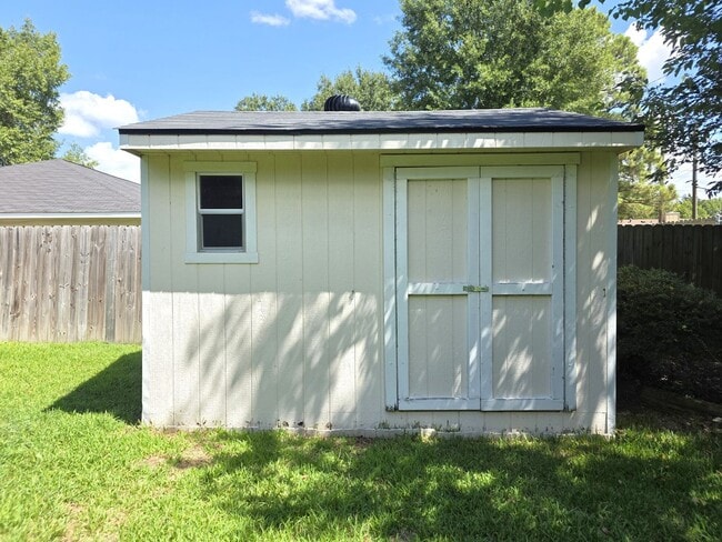 Building Photo - 1404 Woodbridge Dr