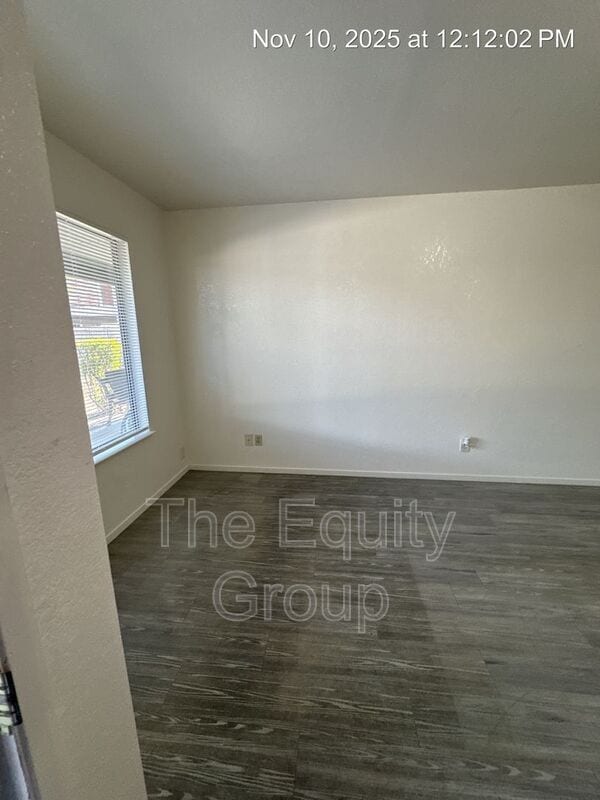 Building Photo - 701 E Noble Ave