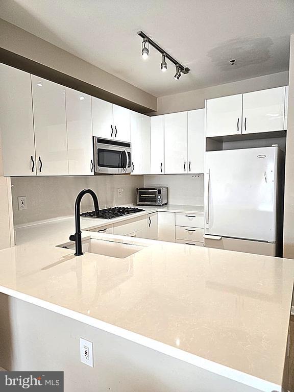 Building Photo - 1641 International Dr