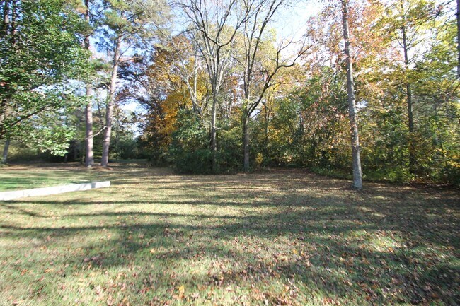 Building Photo - 421 Lakeside Dr