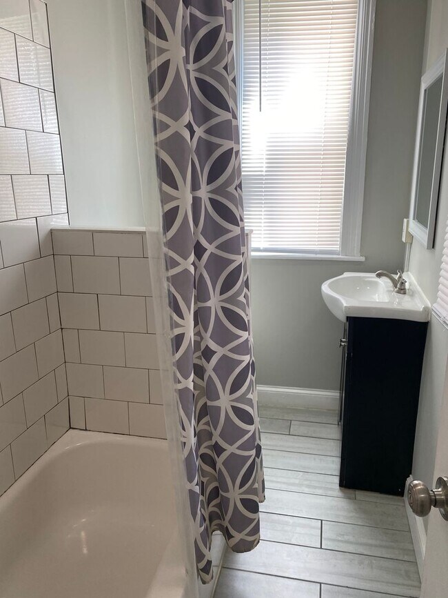 Building Photo - 528 E King St