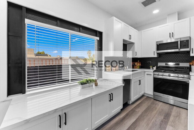 Building Photo - 832 Desty St