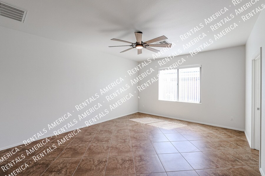 Building Photo - 5907 S 56th Dr