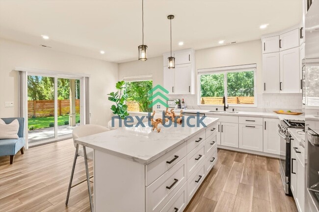 Building Photo - Spacious 3-Bed Home with 2.5 Baths in Prime Bothell Location – 2500 Sq Ft of Comfort!