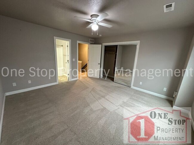 Building Photo - Charming 2 Bedroom / 2.5 Bathroom Townhome...