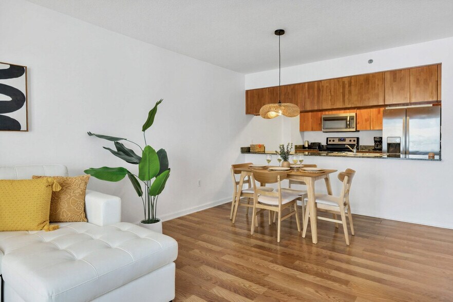 Building Photo - 1200 Brickell Bay Dr