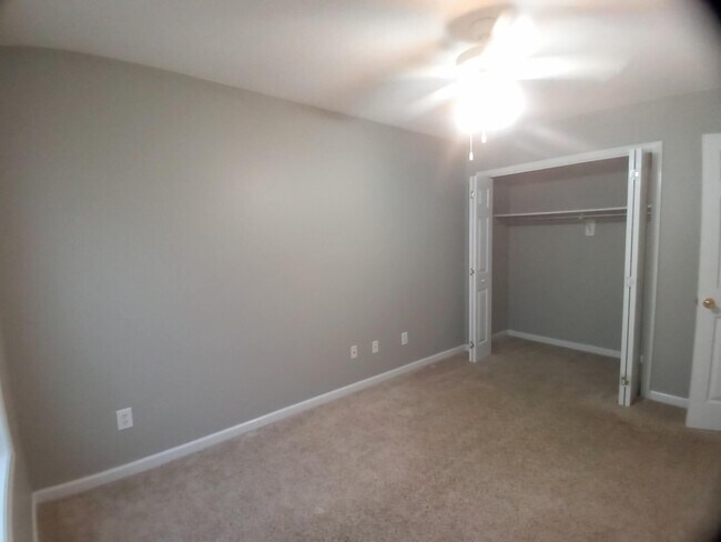 Building Photo - 2212 Dartmouth Dr