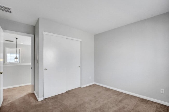 Building Photo - Awesome 3 Bedroom, 2 Story Home in North L...