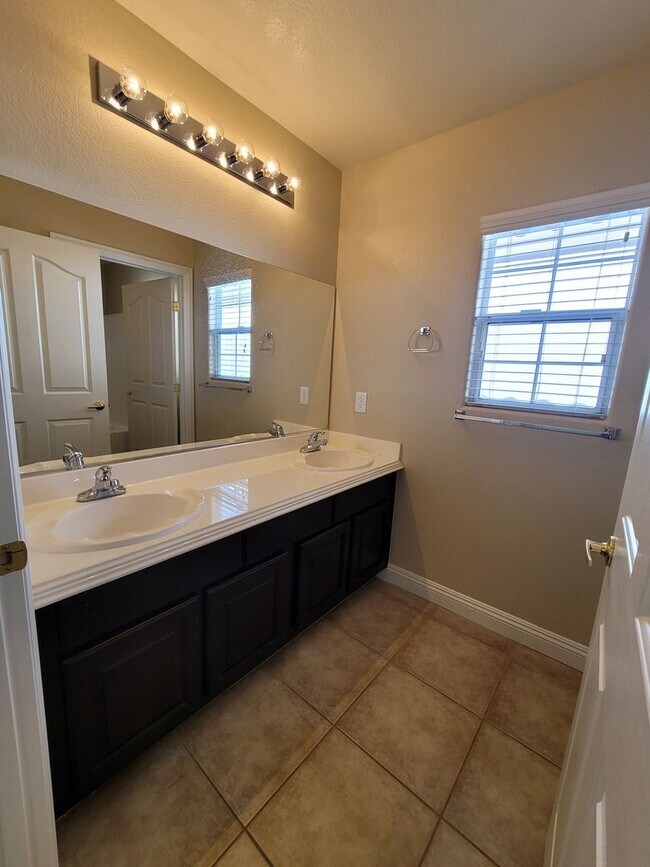 Building Photo - Beautiful Single Story Town Home in Mountains Edge Community