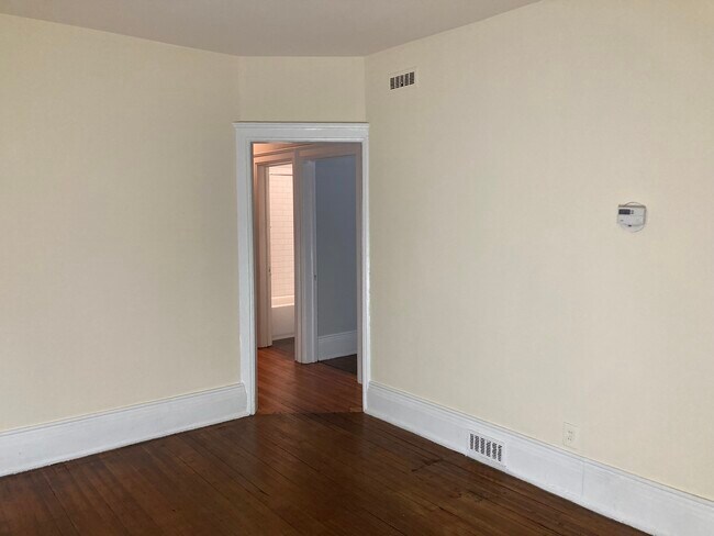 Building Photo - 833 Tonawanda St