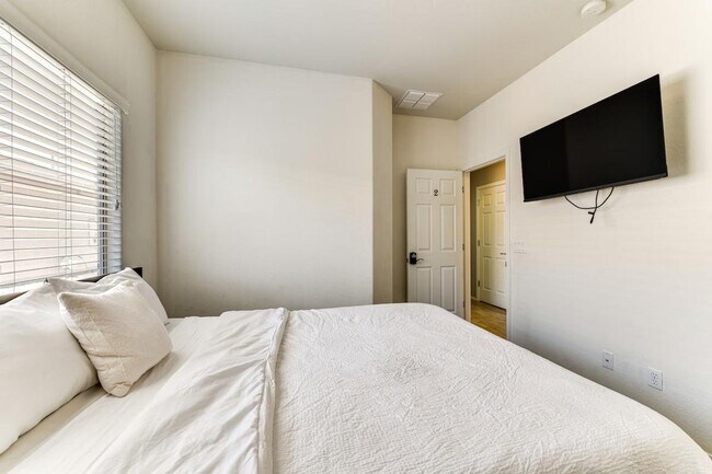 Building Photo - 2313 N Presidential Dr