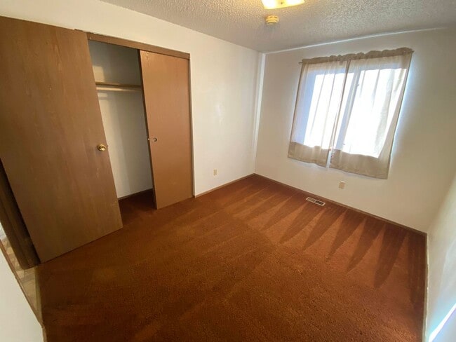 Building Photo - Cozy 3 Bedroom 1 Bath Home with Large Yard & 1 Car Attached Garage