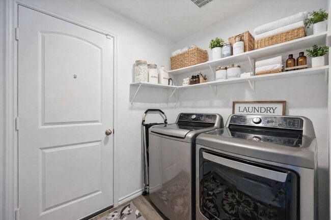 Building Photo - 24034 Sunview Vly Dr