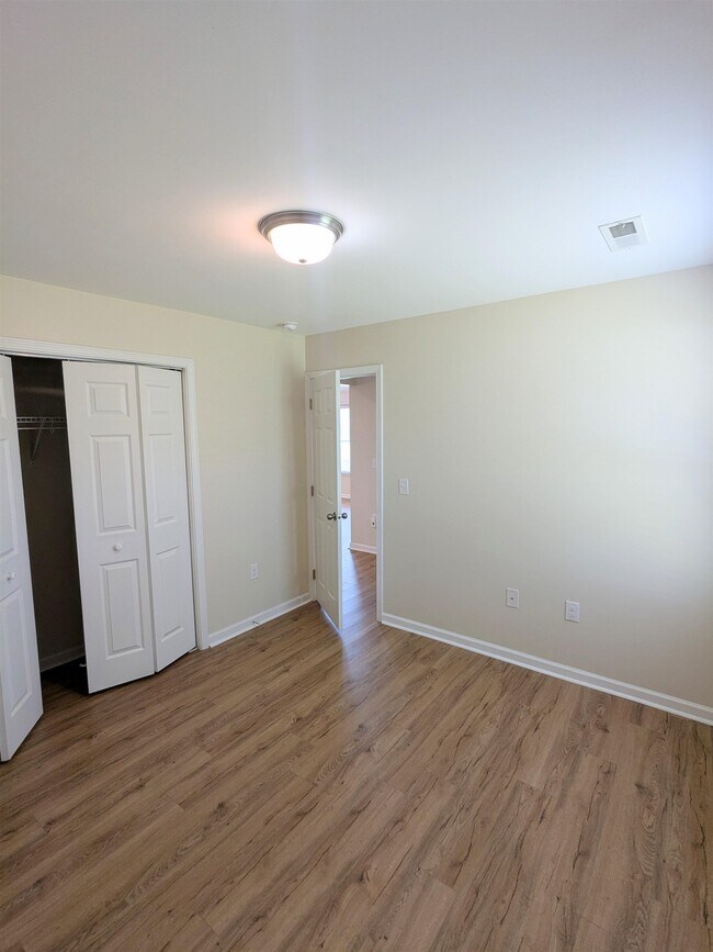 Building Photo - 1328 Valor Rd