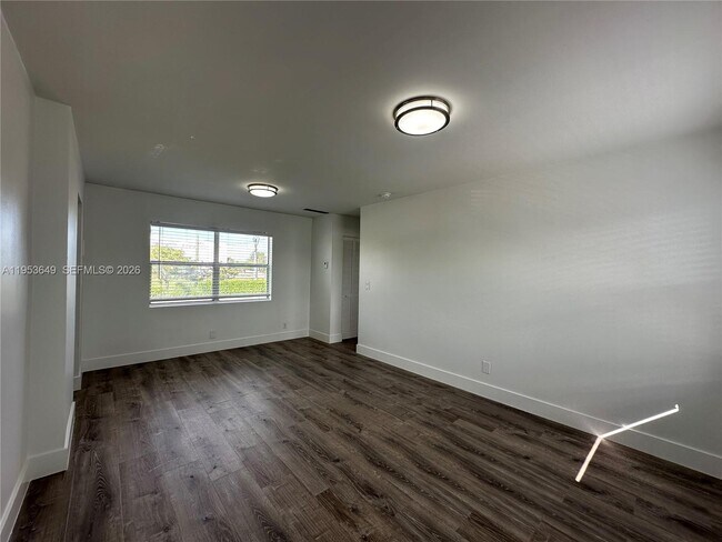 Building Photo - 5841 SW 36th Ct