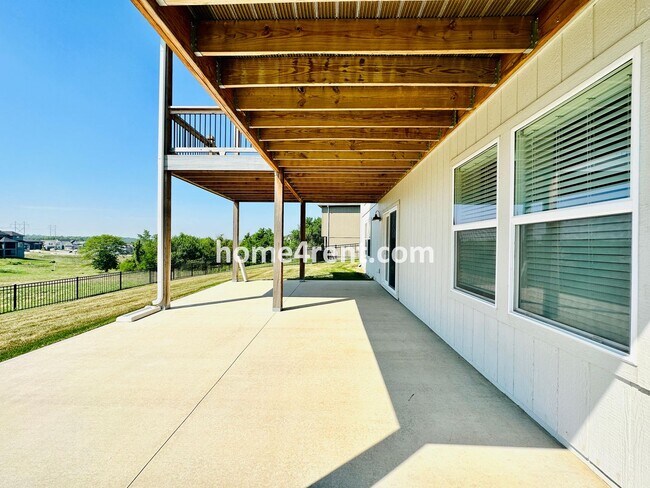Building Photo - Exceptional Olathe Home in the Cedar Creek Subdivision w/ Wood Floors and a Finished Basment!