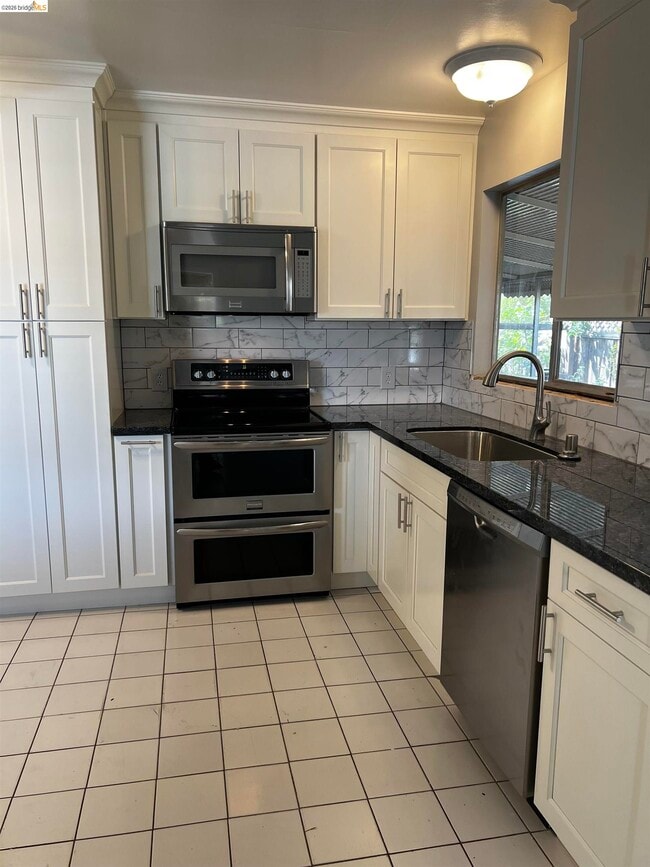 Building Photo - 1004 Almond St