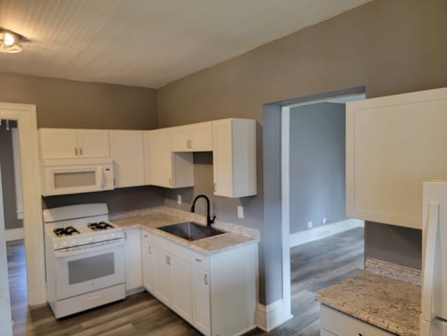 Building Photo - 412 S Main St