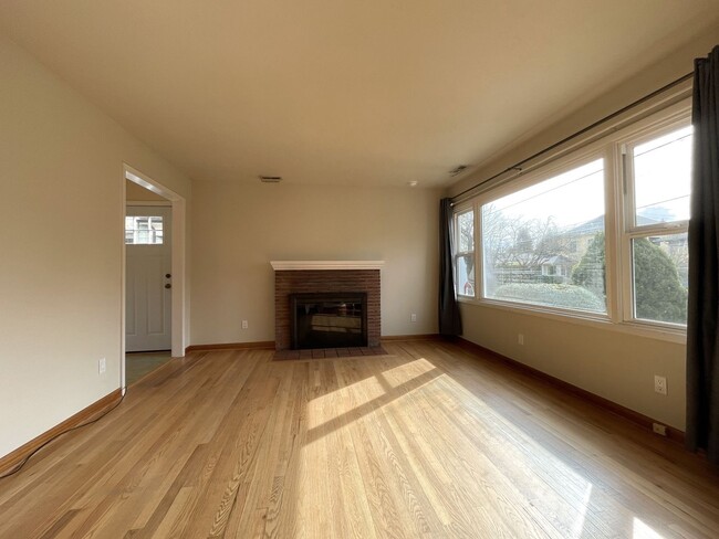 Building Photo - Charming Sellwood Bungalow with Nice Shed, Washer/Dryer, Fenced Yard