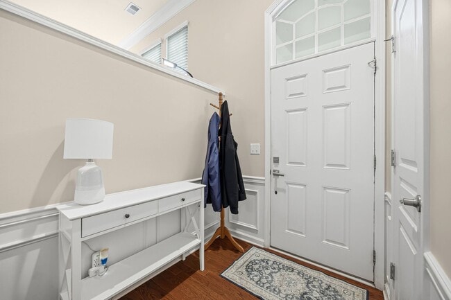 Building Photo - Extremely well-maintained 3-bedroom, 3.5 bath townhome in Baxter Village!